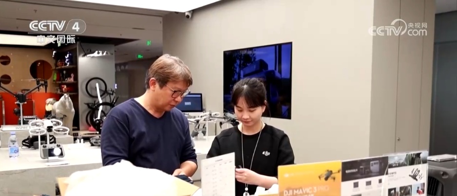 离境退税政策不断优化 “即买即退”吸引境外旅客来华“买买买” 离境退税政策不断优化 “即买即退”吸引境外旅客来华“买买买”