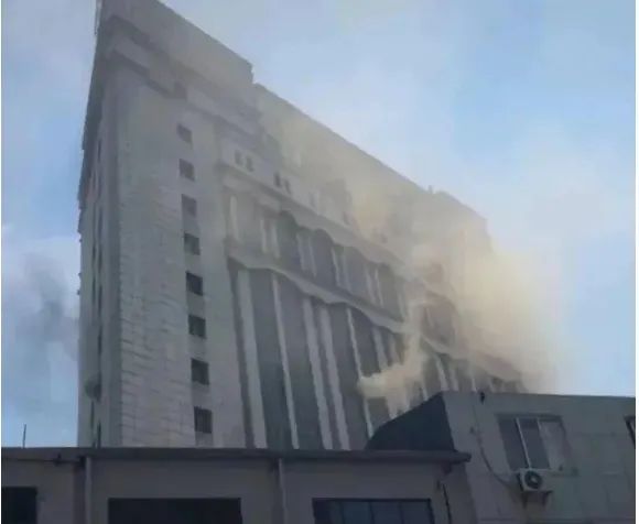 清晨突发,一四星级酒店起火,旅客紧急疏散! 清晨突发,一四星级酒店起火,旅客紧急疏散!