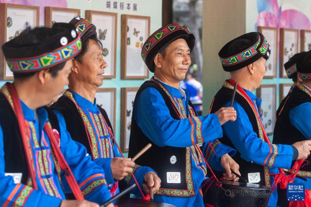 重庆：欢庆苗族传统节日踩花山节