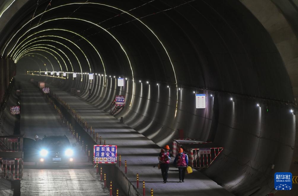 成渝中线高铁磨盘山隧道全线贯通