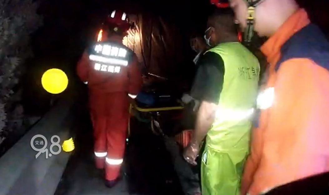 太揪心!深夜的高速上交警嘶吼喊话:“别睡,家人在等你” 太揪心!深夜的高速上交警嘶吼喊话:“别睡,家人在等你”