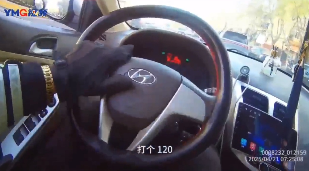 司机腹痛难忍无法开车，交警摇身一变“代驾小哥”