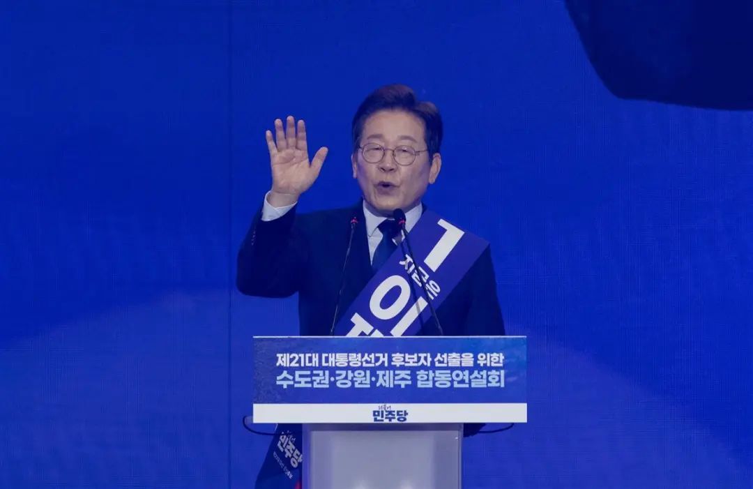 韩国总统候选人李在明穿防弹衣演讲,向观众跪地磕头 韩国总统候选人李在明穿防弹衣演讲,向观众跪地磕头