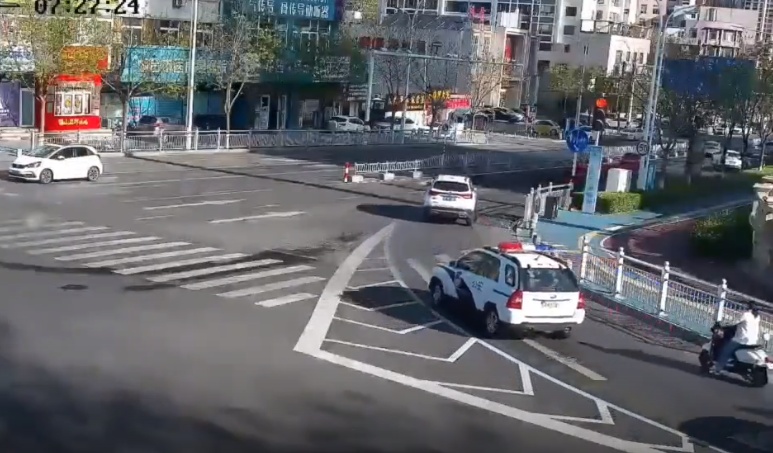 司机腹痛难忍无法开车，交警摇身一变“代驾小哥”