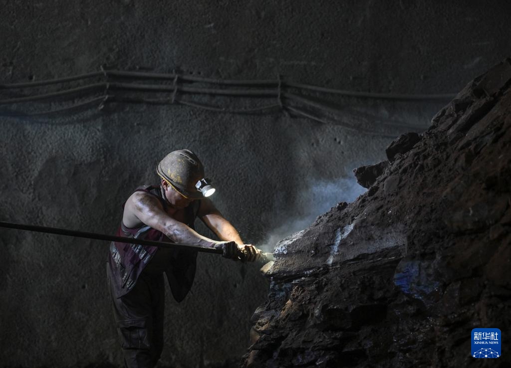 成渝中线高铁磨盘山隧道全线贯通