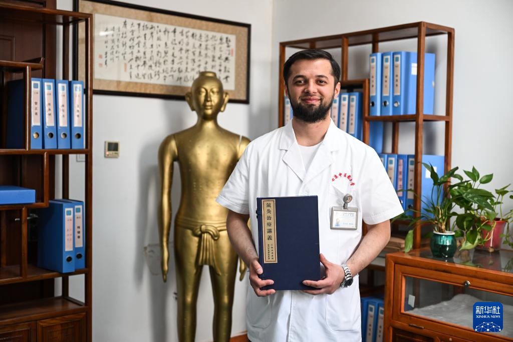 塔吉克斯坦青年李小龙的中医缘