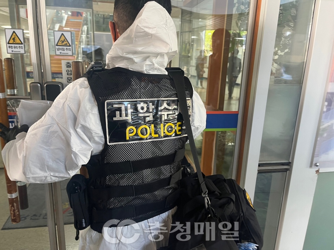 韩国一高二学生校内持刀行凶,校长等6人被刺受伤,嫌犯逃跑企图自杀被救 韩国一高二学生校内持刀行凶,校长等6人被刺受伤,嫌犯逃跑企图自杀被救