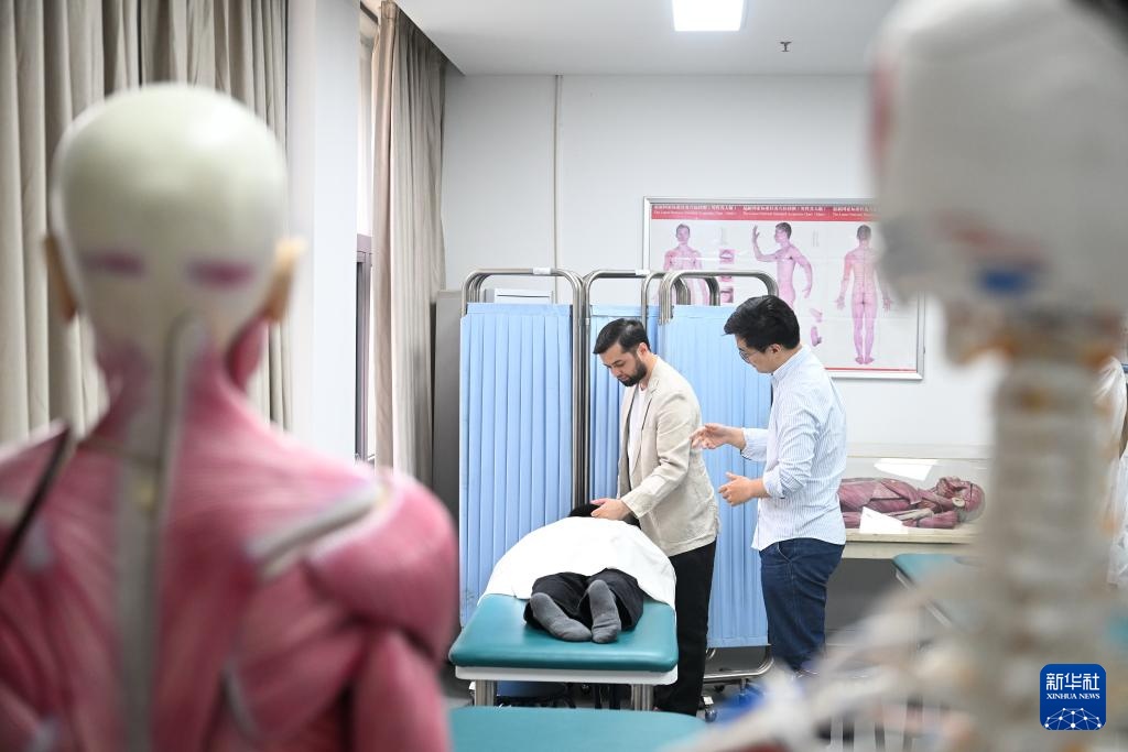 塔吉克斯坦青年李小龙的中医缘