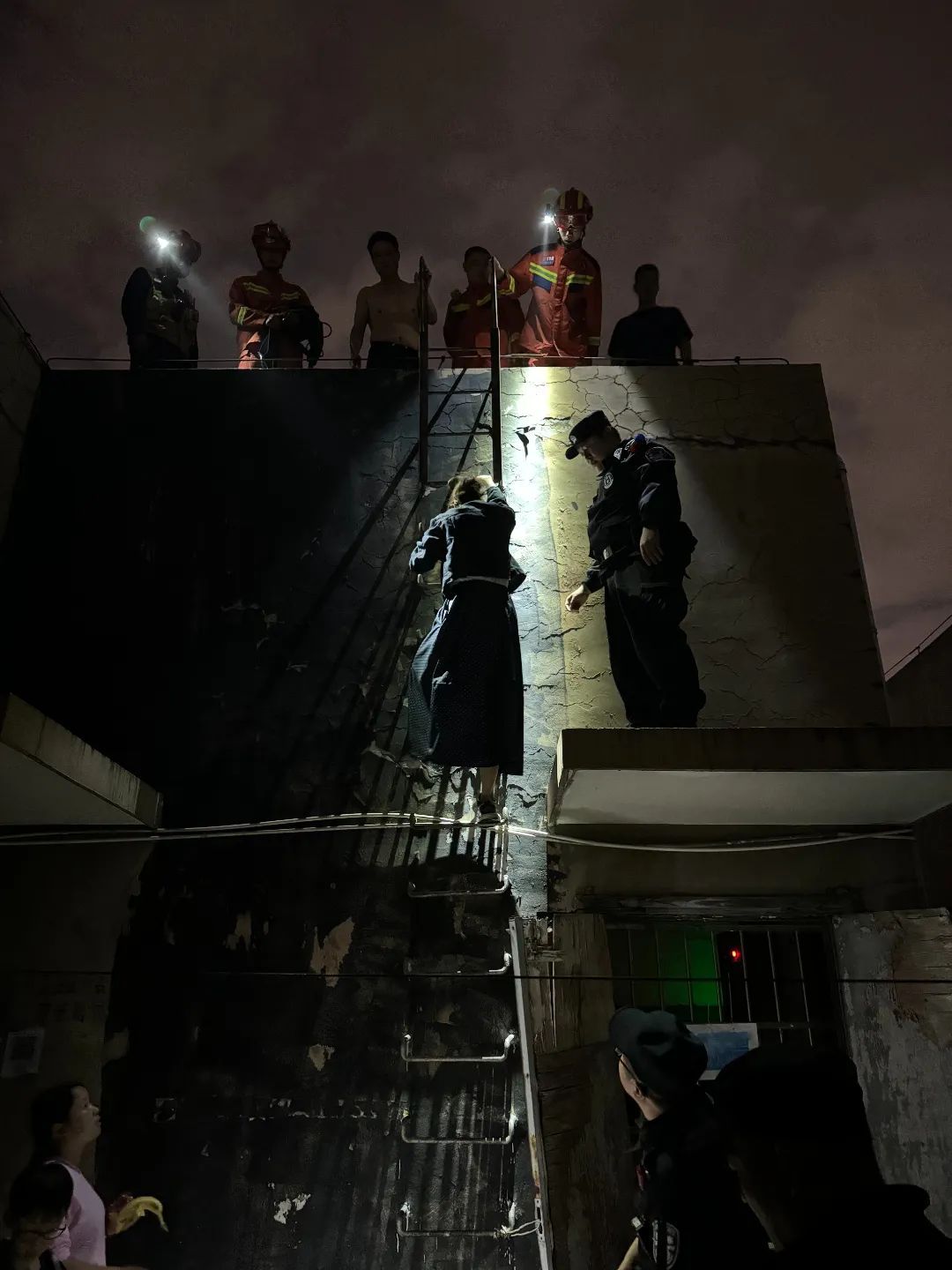 事发长沙!这位女老师紧急出手,她的另外一个身份是…… 事发长沙!这位女老师紧急出手,她的另外一个身份是……