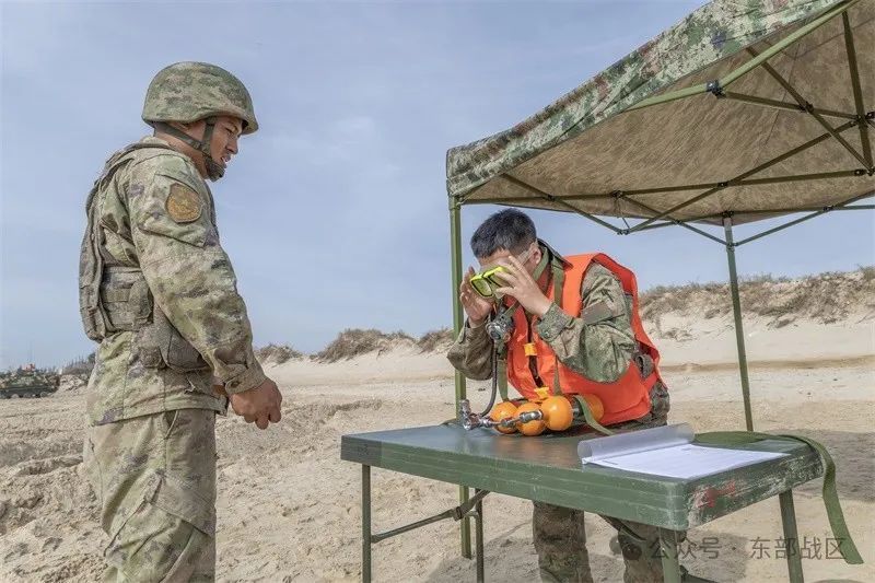 “战神”踏浪,冲! “战神”踏浪,冲!