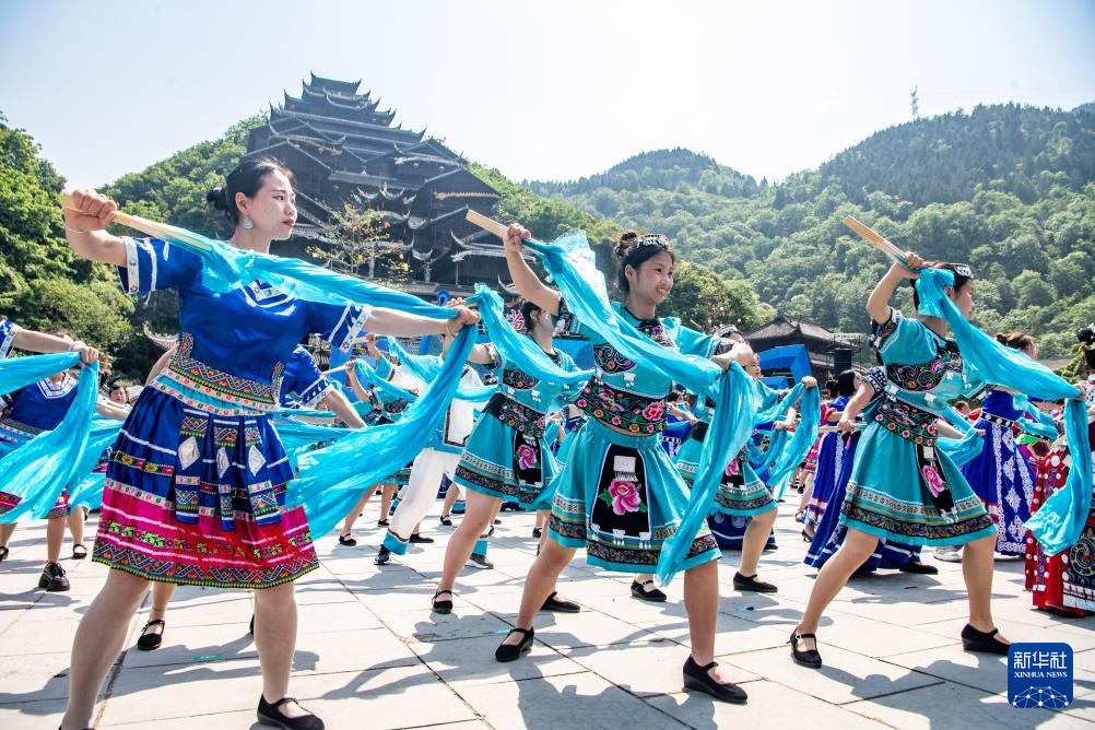 重庆：欢庆苗族传统节日踩花山节