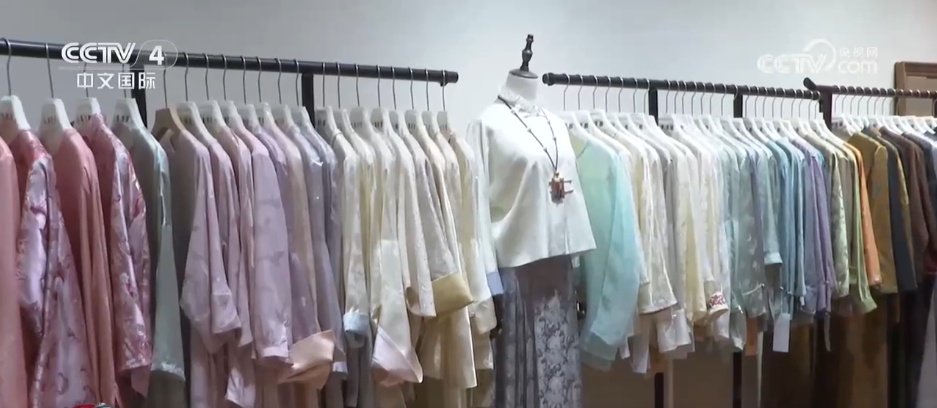 从“中国游”到“中国购” 外籍游客点赞“购在中国”特色体验 从“中国游”到“中国购” 外籍游客点赞“购在中国”特色体验