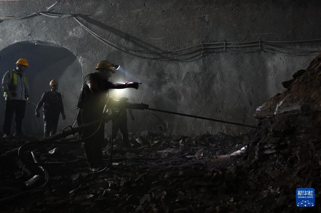 成渝中线高铁磨盘山隧道全线贯通