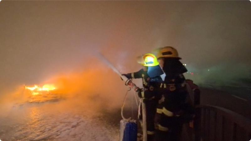 江西抚州:数十吨货车货物起火 消防员紧急灭火 江西抚州:数十吨货车货物起火 消防员紧急灭火