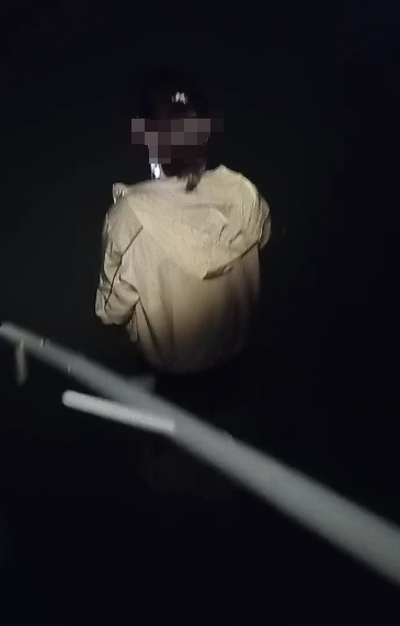 “听大哥的话！姑娘先上来！”长沙快递小哥深夜霸气劝导轻生女孩，一边营救一边报警