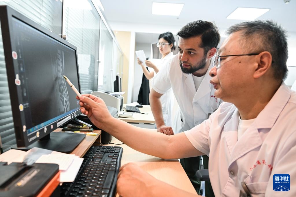 塔吉克斯坦青年李小龙的中医缘