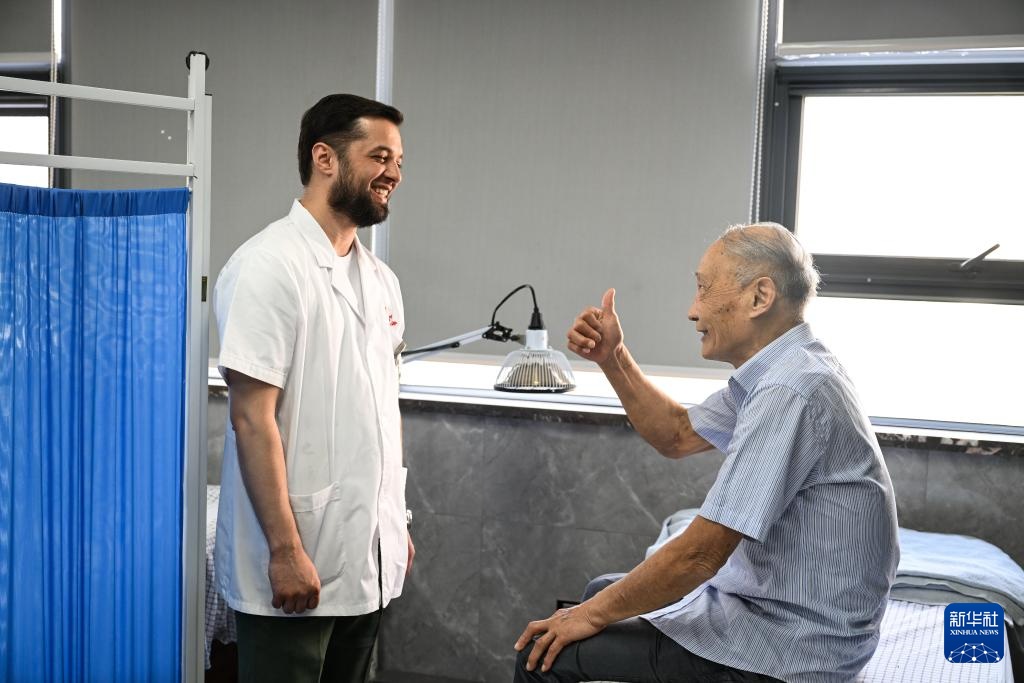 塔吉克斯坦青年李小龙的中医缘