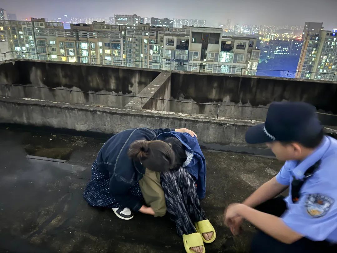 事发长沙!这位女老师紧急出手,她的另外一个身份是…… 事发长沙!这位女老师紧急出手,她的另外一个身份是……