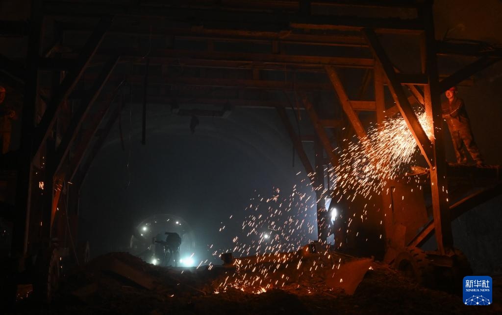 成渝中线高铁磨盘山隧道全线贯通