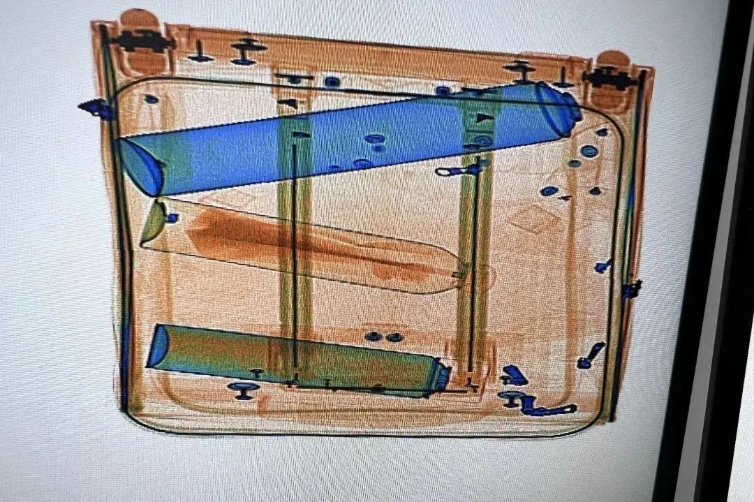 安检仪视角!行李箱里带了啥? 安检仪视角!行李箱里带了啥?