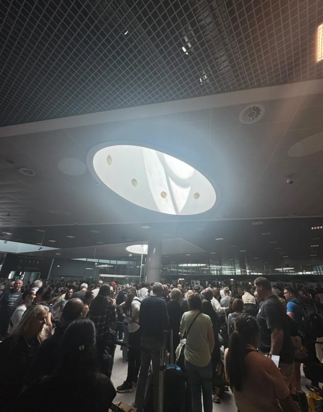 史上最严重停电！交通瘫痪，人被困地铁和电梯里！西班牙进入国家紧急状态