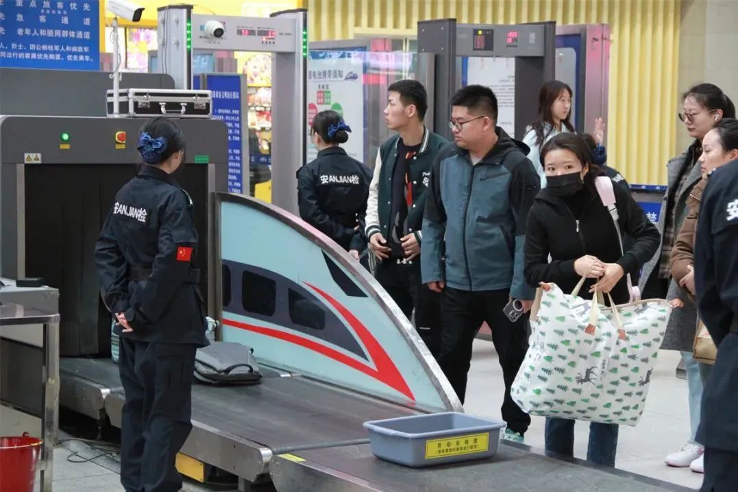 安检仪视角!行李箱里带了啥? 安检仪视角!行李箱里带了啥?