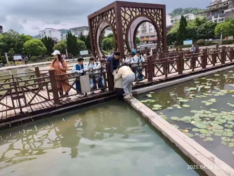 旅游时顺手救起落水儿童,74岁老人火了! 旅游时顺手救起落水儿童,74岁老人火了!