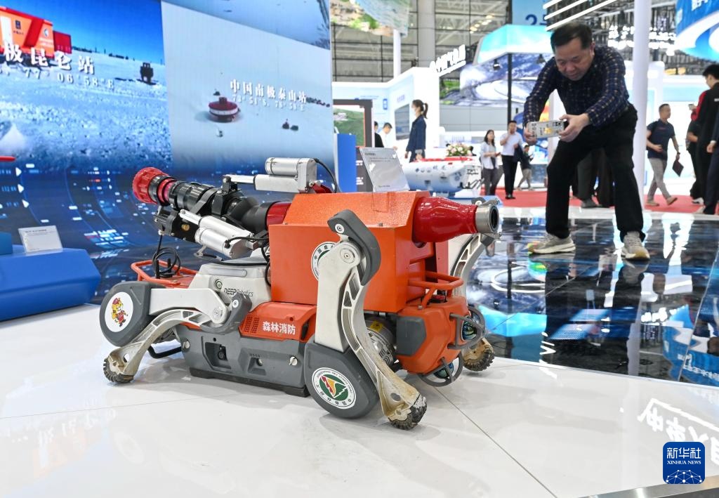 第八届数字中国建设峰会现场体验区迎来首个专业观众日