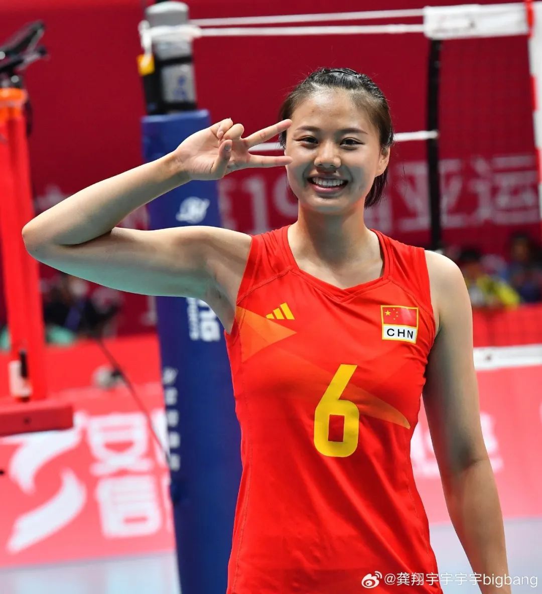 新一届中国女排,亮相!队长是她→ 新一届中国女排,亮相!队长是她→