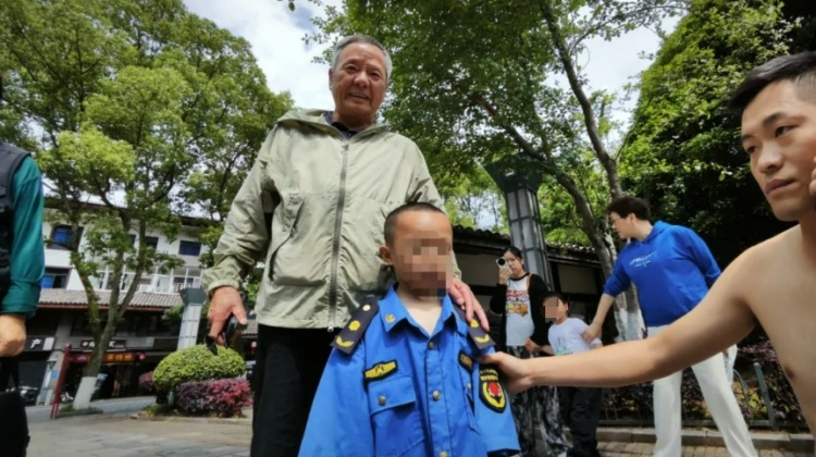 旅游时顺手救起落水儿童,74岁老人火了! 旅游时顺手救起落水儿童,74岁老人火了!