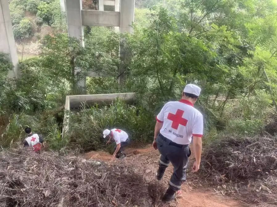 “我掉进坑里，爬不上来！”广州老伯离家失联，40小时后在10公里外的水沟发现