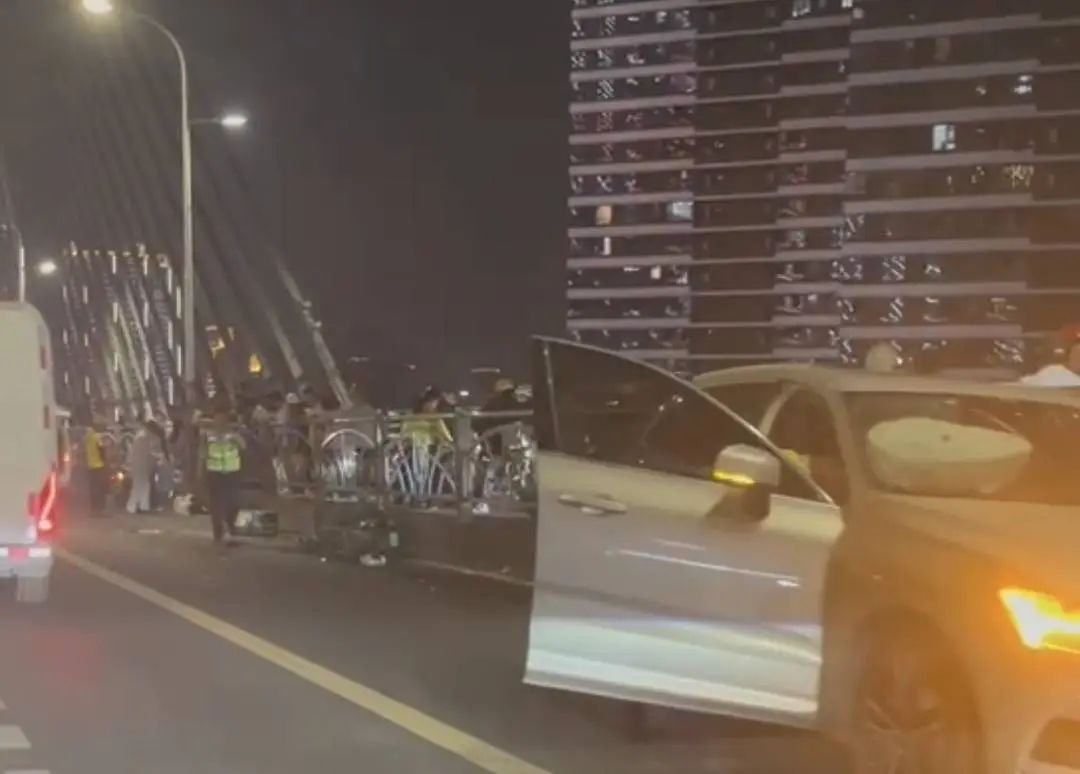 车辆突然逆行迎面撞上电动车致1伤!四川宜宾警方回应 车辆突然逆行迎面撞上电动车致1伤!四川宜宾警方回应