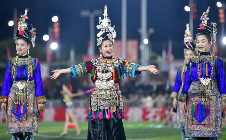 这届年轻人把冷门小城玩成了“顶流”