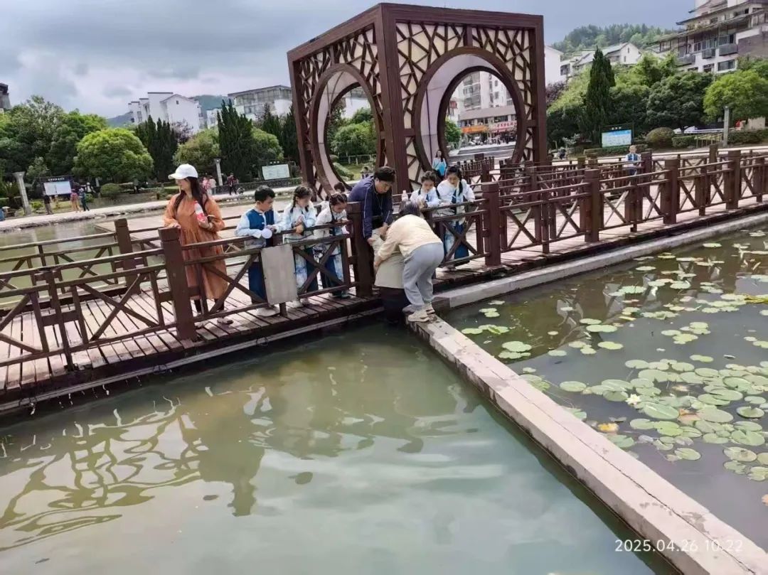 模子!74岁上海爷叔,在外旅游时干了一件大事,火了! 模子!74岁上海爷叔,在外旅游时干了一件大事,火了!