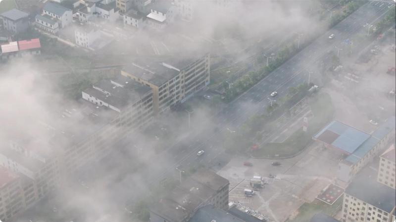 江西峡江县城区出现平流雾景观