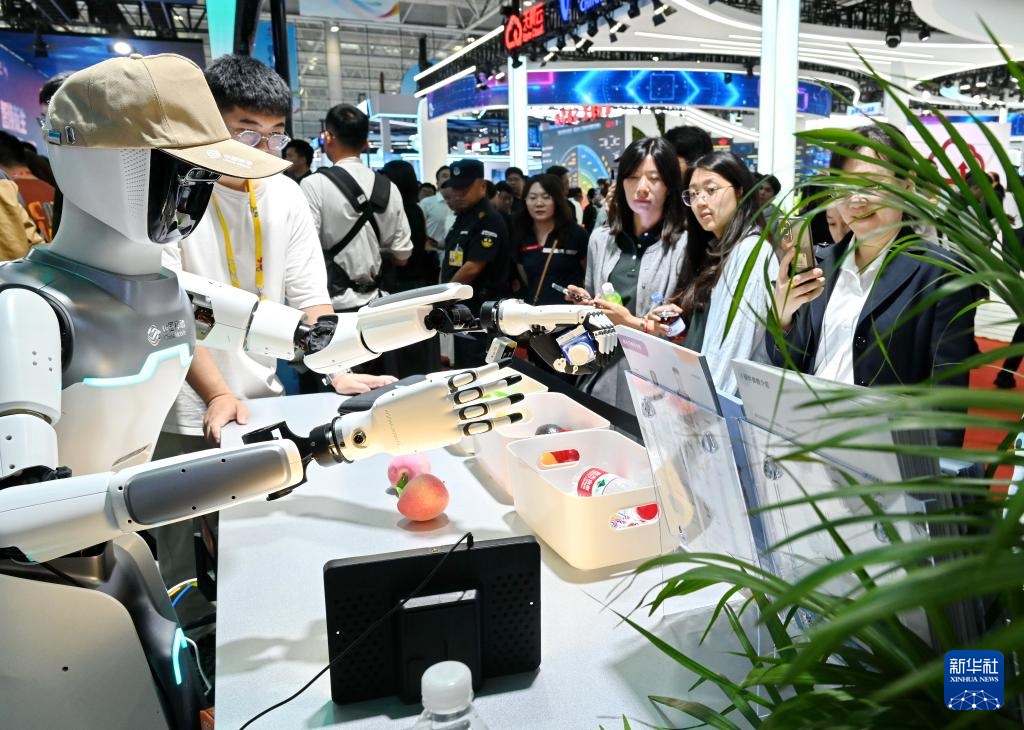 第八届数字中国建设峰会现场体验区迎来首个专业观众日