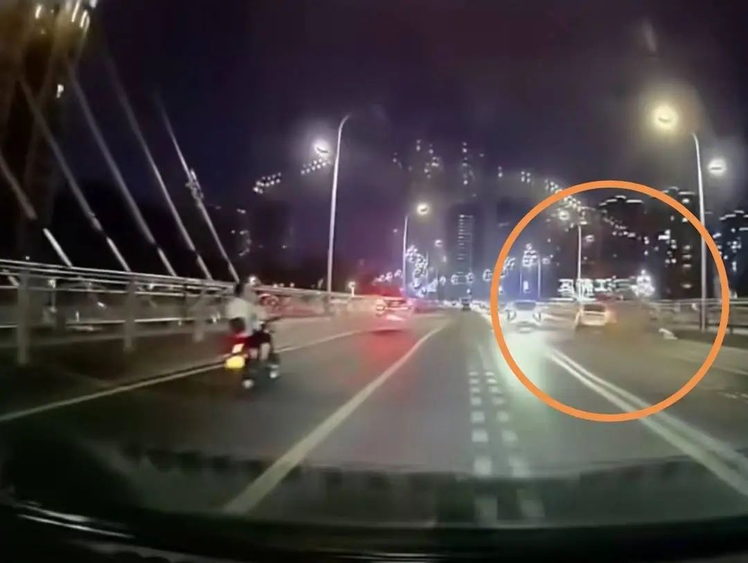 车辆突然逆行迎面撞上电动车致1伤!四川宜宾警方回应 车辆突然逆行迎面撞上电动车致1伤!四川宜宾警方回应