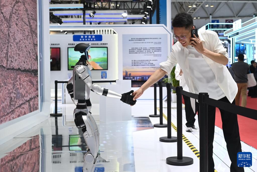 第八届数字中国建设峰会现场体验区迎来首个专业观众日