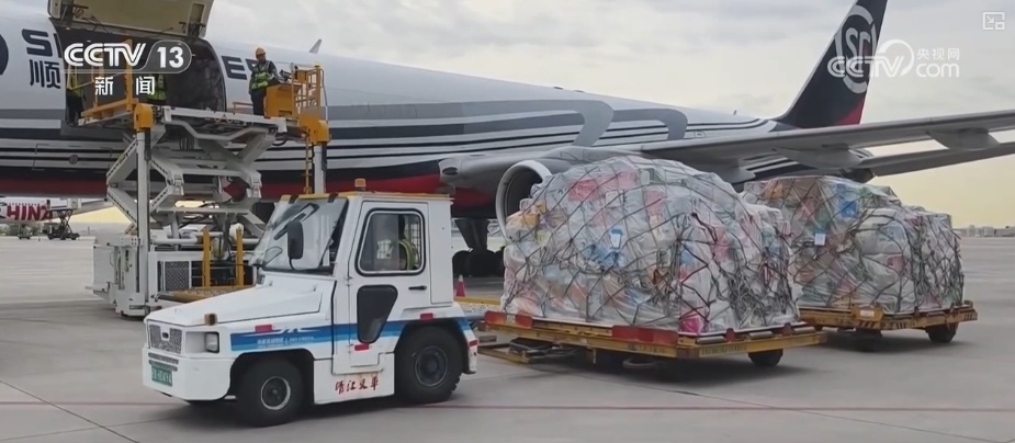 “数”读物流“快跑”消费“火热” 中国经济稳步向前引擎足