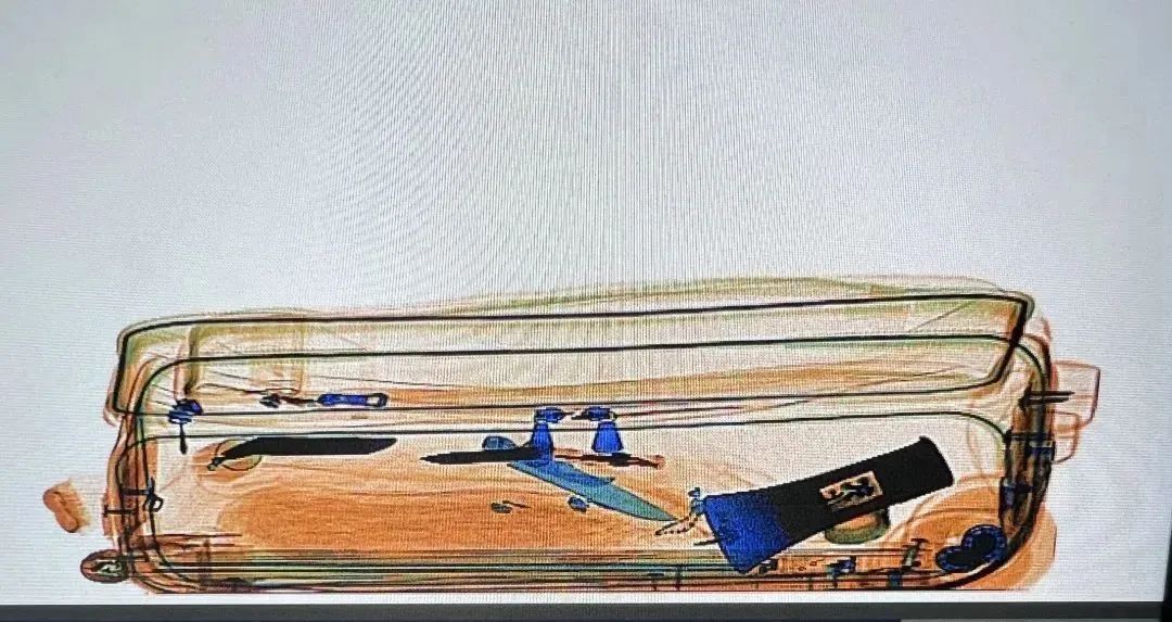 安检仪视角!行李箱里带了啥? 安检仪视角!行李箱里带了啥?