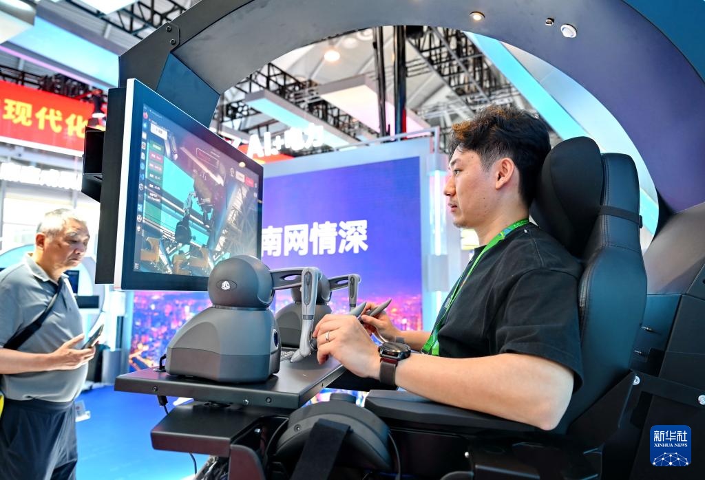 第八届数字中国建设峰会现场体验区迎来首个专业观众日