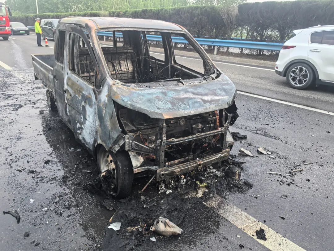 小货车突然自燃!洛阳人赶紧自查! 小货车突然自燃!洛阳人赶紧自查!