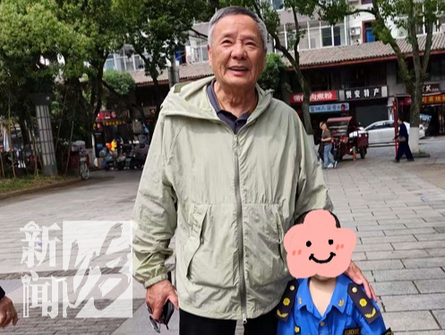 “为上海人的素质点赞”！一个举动火遍全网 原来是他