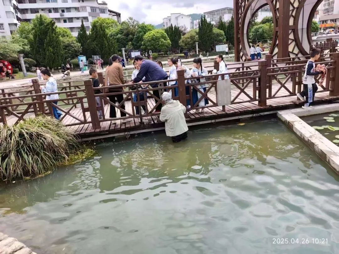 模子!74岁上海爷叔,在外旅游时干了一件大事,火了! 模子!74岁上海爷叔,在外旅游时干了一件大事,火了!