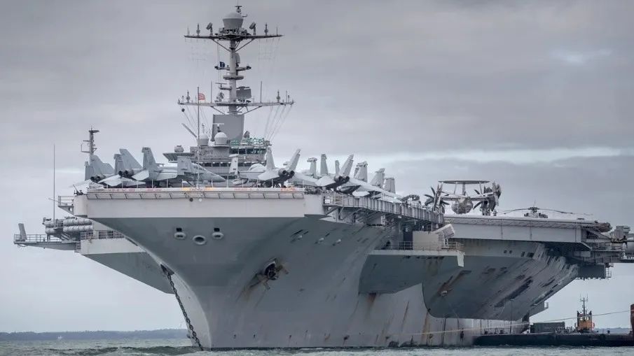 美国“杜鲁门”号航母一战机坠海 美国“杜鲁门”号航母一战机坠海