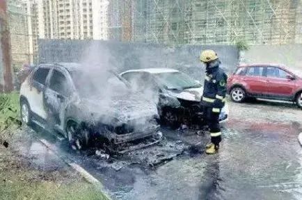 小货车突然自燃!洛阳人赶紧自查! 小货车突然自燃!洛阳人赶紧自查!