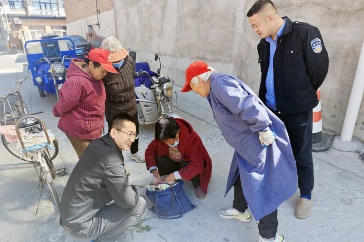 7万元现金物归原主！保洁大姐获赞