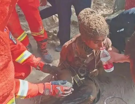 “救人女辅警能否转正” 这则回应为何刷屏? “救人女辅警能否转正” 这则回应为何刷屏?