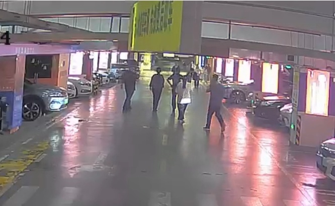 警察情侣吃火锅，最后竟“打包”带走......