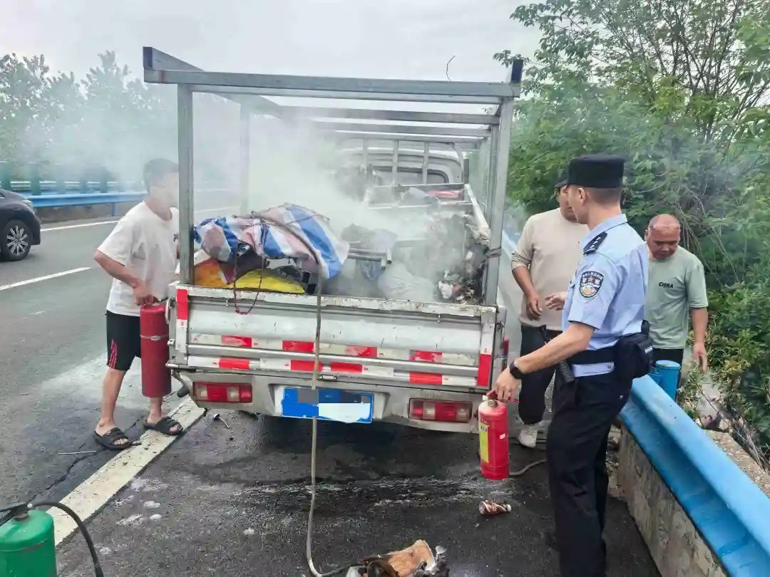 高速上货车自燃,他们秀出满分操作 高速上货车自燃,他们秀出满分操作